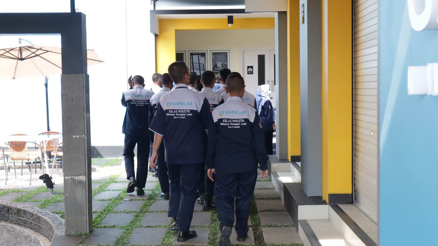 Para siswa SMK N 1 Sanden memasuki Kantor Gamelab