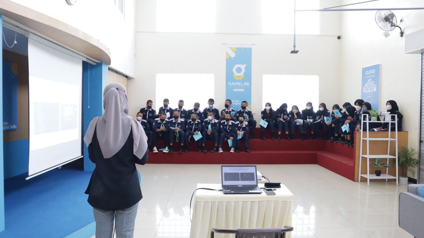 Para siswa menyimak seminar dengan antusias