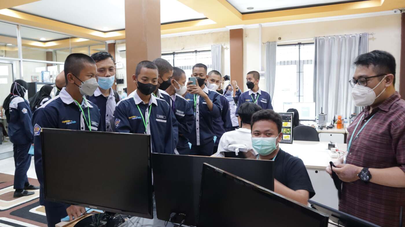 Para siswa melihat secara langsung proses produksi di Educa Studio