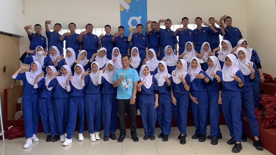 Dok. Tim Gamelab - SMK Bukit Asam dan Kak Eka (Pelatih Expert Industri Gamelab Indonesia)