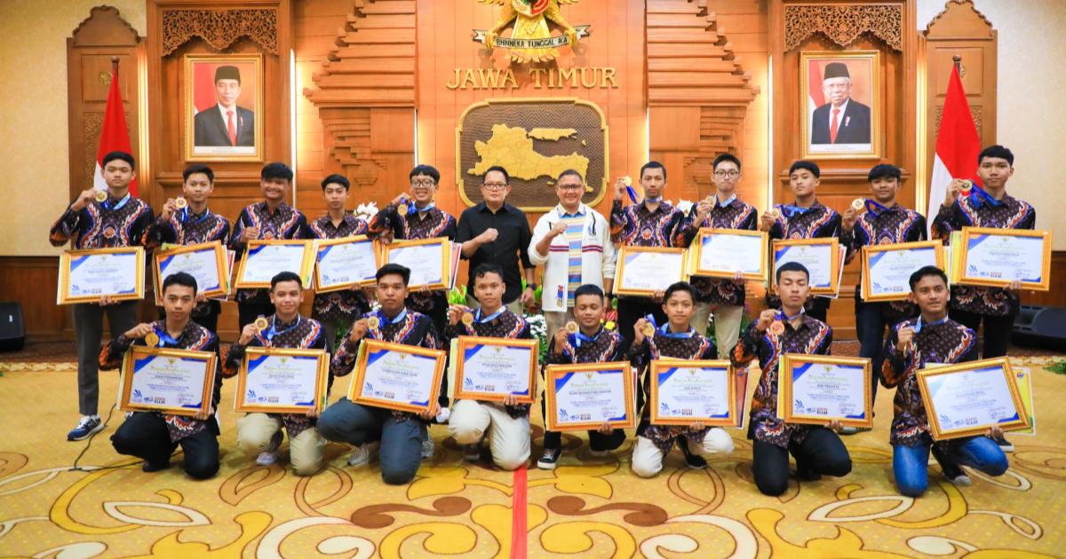 Sumber Dok. Humas Jatim: Gubernur Jatim Adhy Karyono bersama 45 Kontingen dalam Acara Malam Apresiasi Juara Umum LKS SMK 2024 