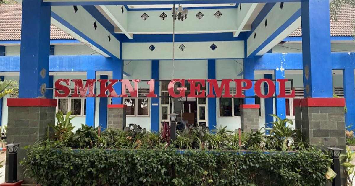 Pintu Masuk Utama SMKN 1 Gempol - Gamelab.ID