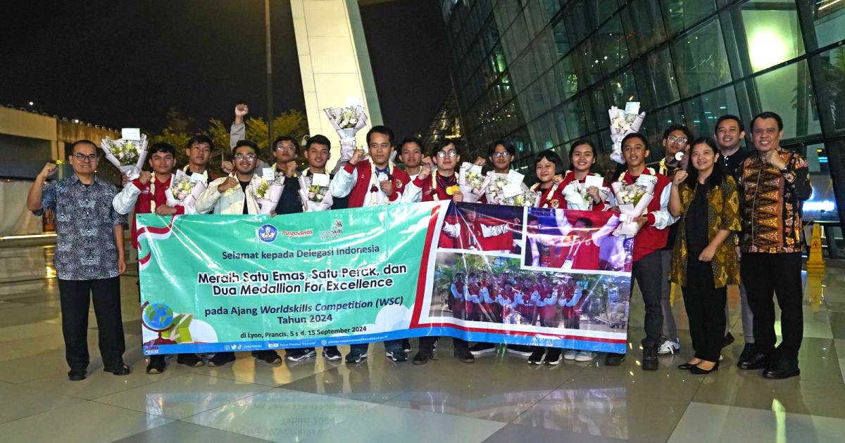 Sumber vokasi.kemdikbud.go.id: Peserta Lomba WSC Foto Bersama Direktur Jenderal Pendidikan Vokasi Tatang Muttaqin - Gamelab.ID