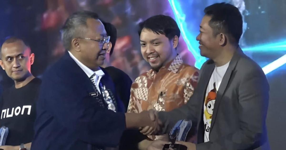 Momen CEO EDUCA Andi Taru Menerima Penghargaan Ayo HARGAI (Hari Game Indonesia) 2024 - Gamelab.ID