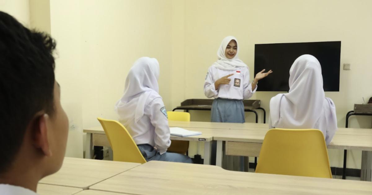 Siswa SMK belajar Presentasi di Depan Temannya - Gamelab.ID